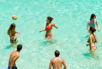 junior școală studenți playing volleyball at the Blue Lagoon, Malta