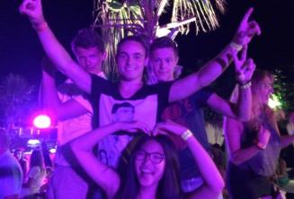 4 studenți dancing at the școală welcome party