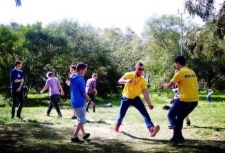 studenți playing games at Kennedy Grove park near our junior școală reședință