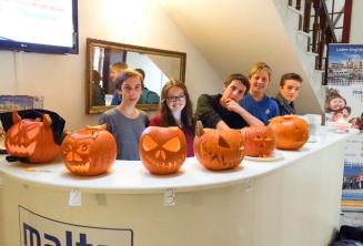 junior studenți with carved Halloween pumpkins at the școală recepție