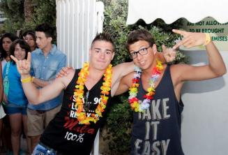 studenți going to the școală welcome BBQ activitate