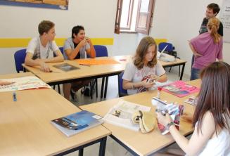 studenți working on a clasă engleză project