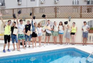 Juniors engleză language studenți receiving their curs certificates
