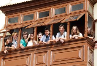 Teen studenți on a școală balcon