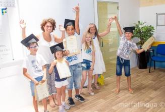 Kids with their engleză language curs certificates