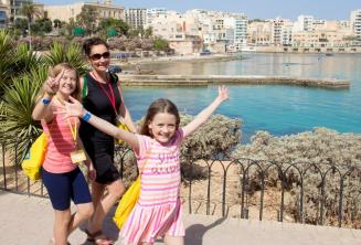 Kid's engleză programme studenți walking with a profesor
