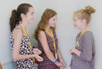 Kids programme studenți chatting at the junior școală