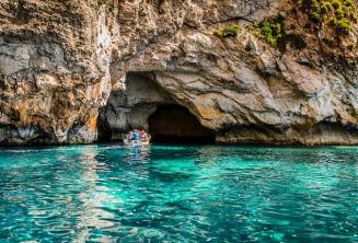 Apă acvamarin la Blue Grotto, Malta.