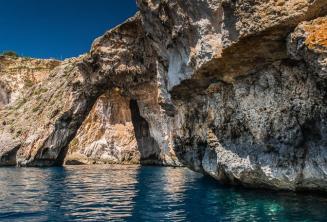 Un arc de mare la Blue Grotto, Malta
