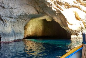 Interiorul unei peșteri la Blue Grotto