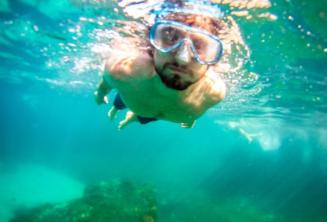 Un student care face snorkel