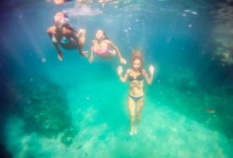 3 prieteni care notează subacvatic.