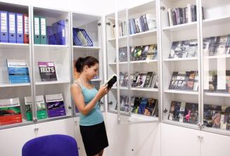 Free școală book and DVD lending library