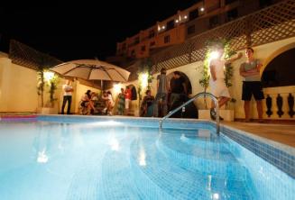 școală terasă de pe acoperiș piscină in the evening