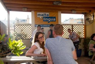 engleză student talking to her profesor pe terasă