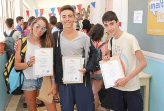 3 studenți with their curs completion certificates