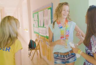 A group leader with studenți at break time