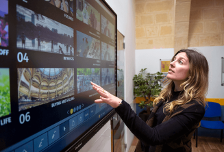 Friendly professional profesori