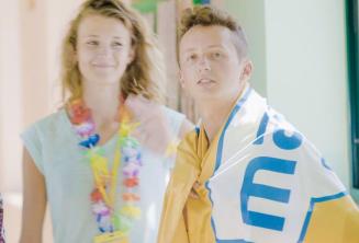 A teen engleză language student wearing a școală flag