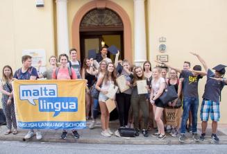 Group foto of teenage engleză language studenți outside our școală in Malta