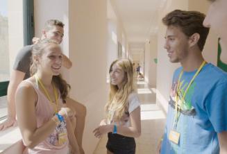 studenți chatting at our junior language școală