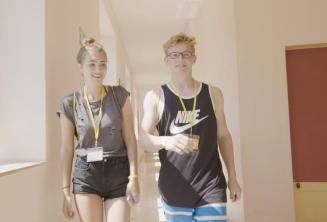 A teenage boy and girl walking through the language școală