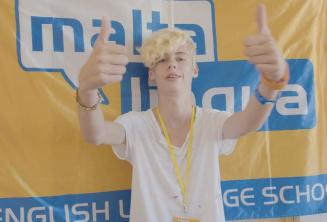 școală de vară student giving a thumbs up