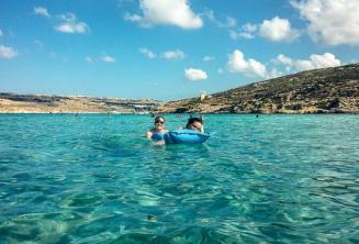 Language școală studenți swimming in the Blue Lagoon at Comino