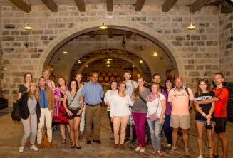 engleză language guided winery tour with tasting