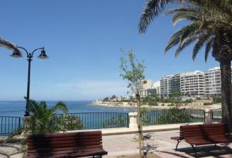 Exiles Bay promenade in Sliema is a 5 minute walk from the școală.